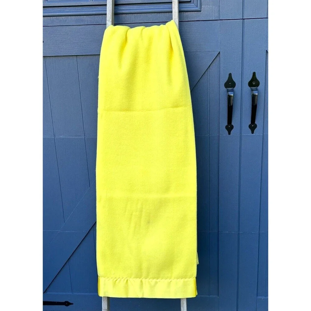 Vintage Handcrafted‎ Thermal Fleece Blanket Sateen Trimmed 65